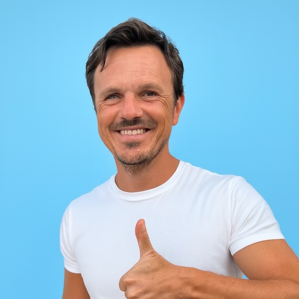 Formador del taller de Inteligencia Artificial sonriendo y con el pulgar hacia arriba